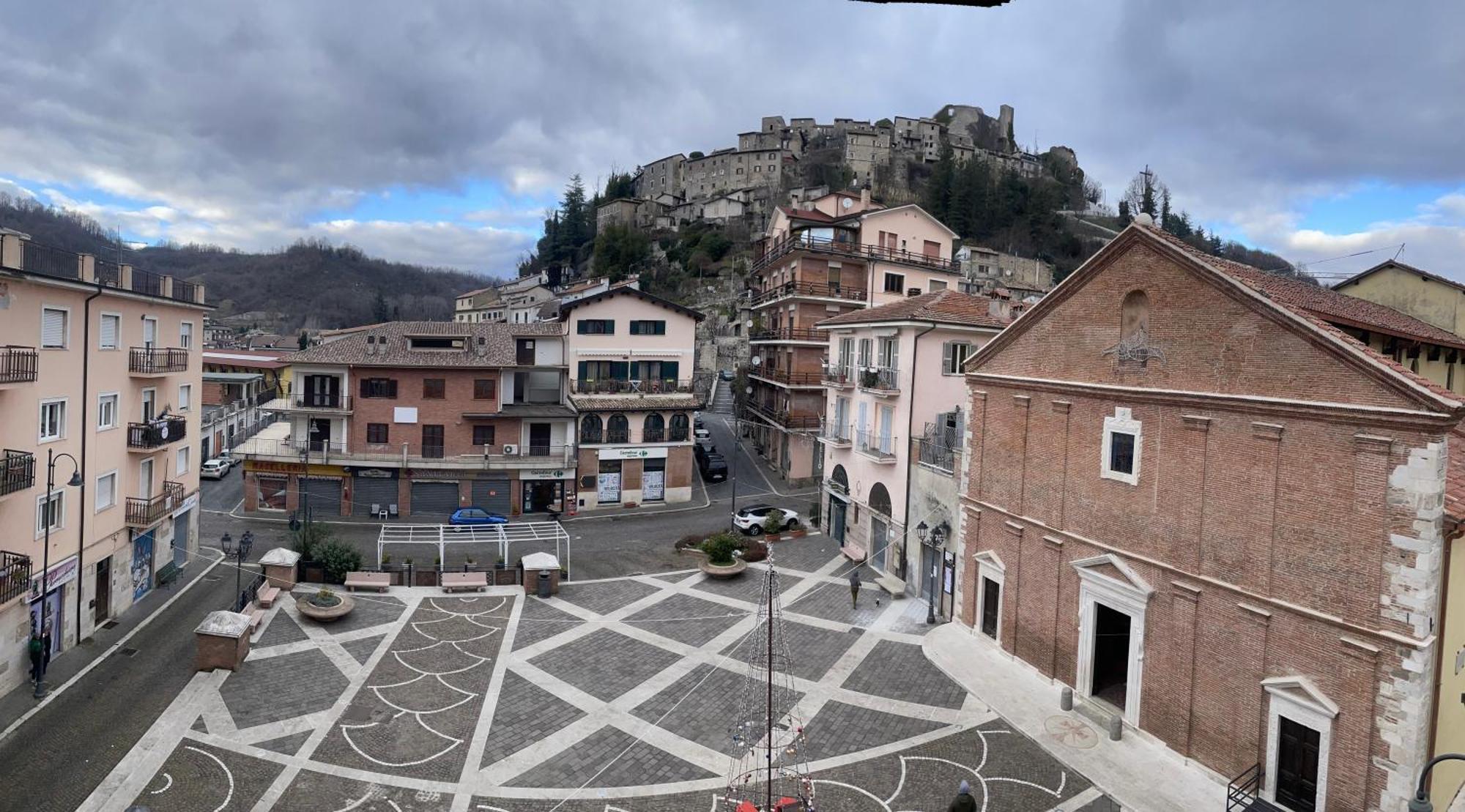 Al Campanile Centro Storico Ampio Luminoso E Panoramico Appartamento Trilocale Carsoli Kültér fotó
